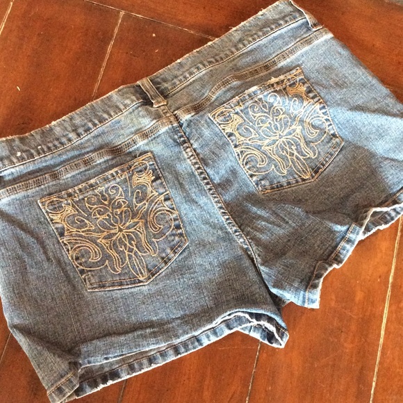 Shorts - Picture 2 of 3