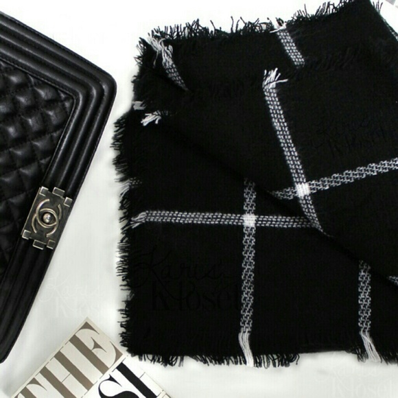 Accessories | Black plaid blanket scarf - Picture 3 of 4