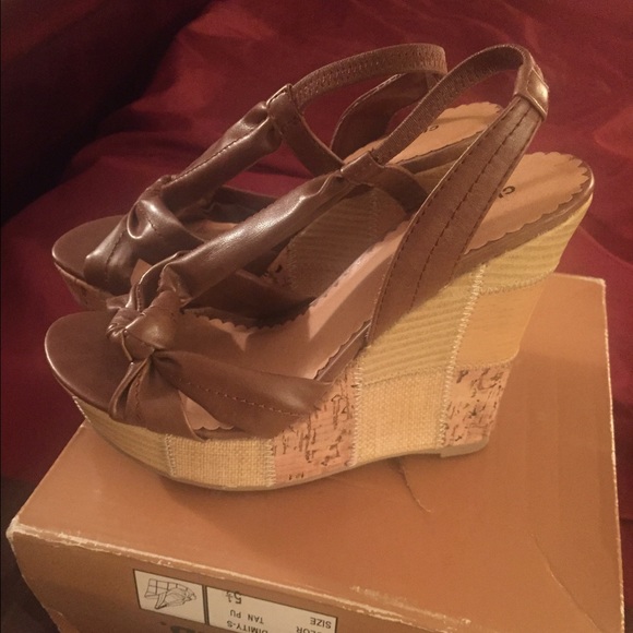 **SOLD** Brown wedge sandals. - Picture 1 of 3