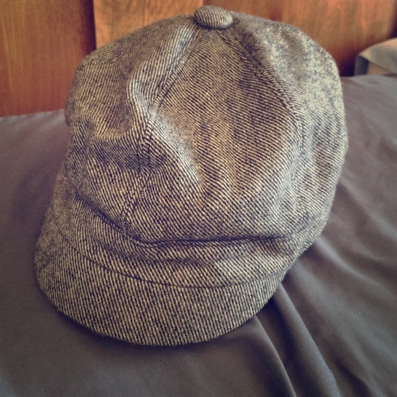 Hat with short cap