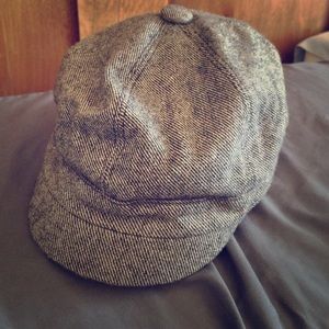 Hat with short cap