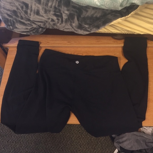 Lululemon black "Wunder Under" pant size 8