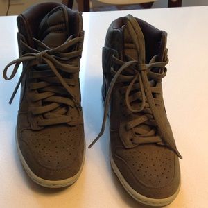 Nike army green wedge heel sneaker Size 7