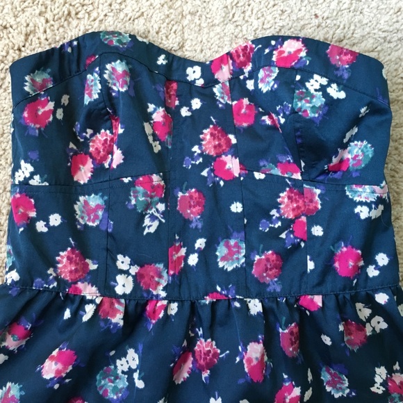 Strapless floral peplum American Eagle top - Picture 4 of 4