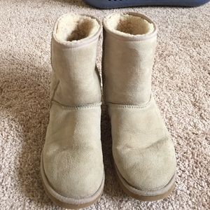 light tan/beige uggs