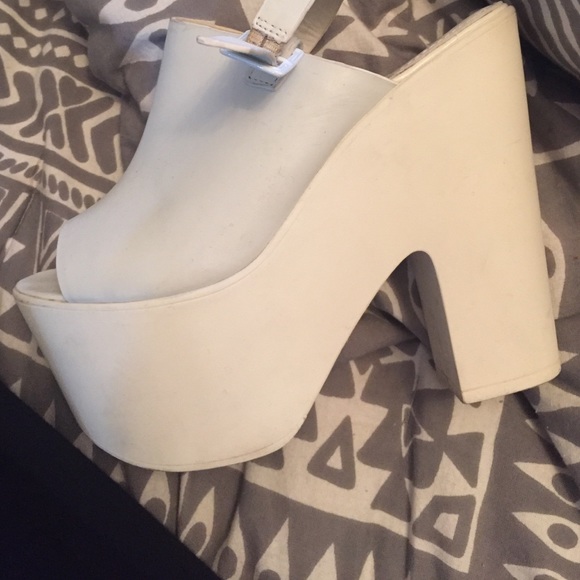 Steve Madden Shoes - Steve Madden white wedge heels