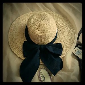 Floppy straw hat, black ribbon