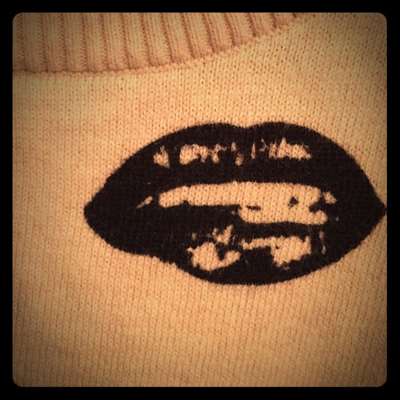 cream lip sweater!