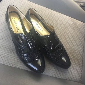 Black patent Oxford style flats