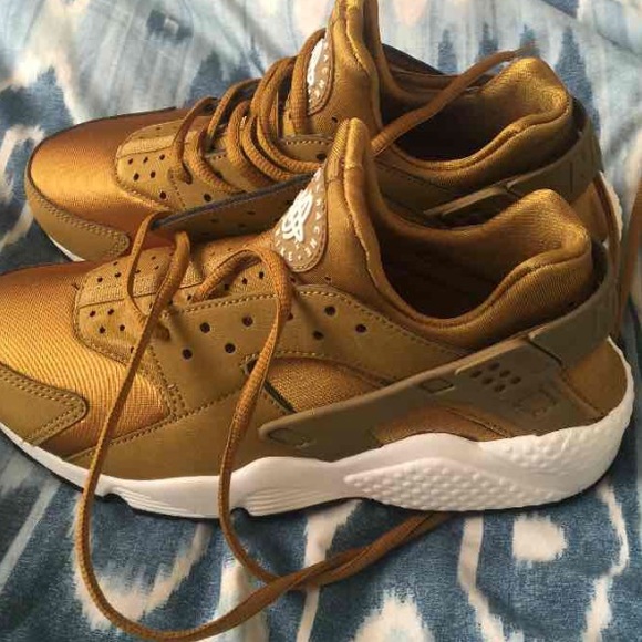 Gold huaraches