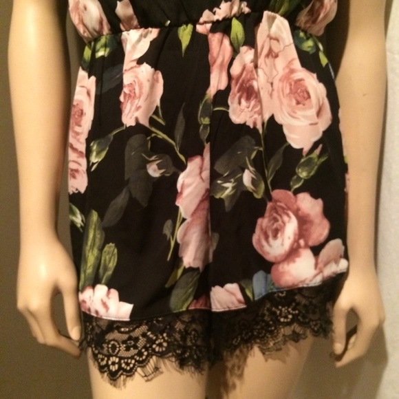 ❌SOLD❌ Black Floral and Lace Romper - Picture 4 of 4