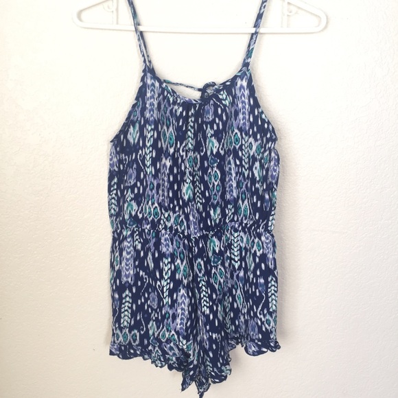 Super cute open back romper ✨