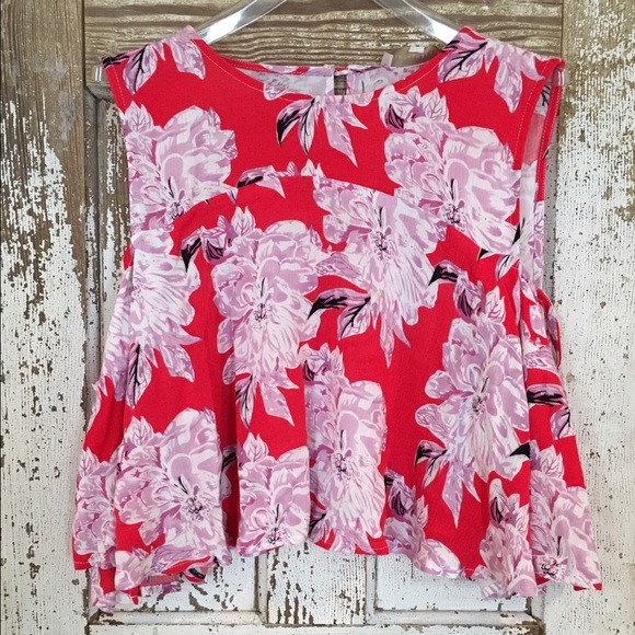 Flirty crop top with an amazing print!