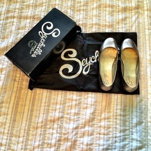 **Sold** Seychelles pewter flats size 9