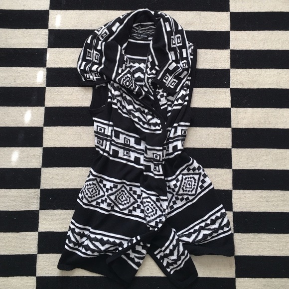 Cable & Gauge Black and White Aztec Sweater Vest