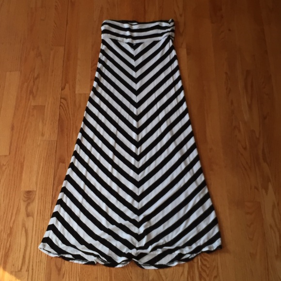 ‼️final price‼️Black and white chevron maxi skirt