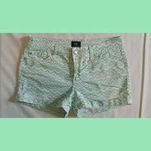 NWOT GAP Shorts Stretch Teal & White Chevron Sz 10