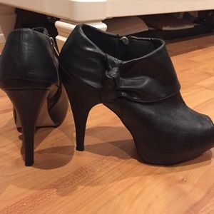 NWT open toe black knot heels