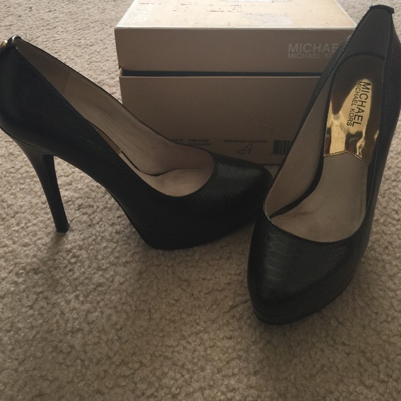 Michael Kors embossed leather York Pump - Picture 2 of 4