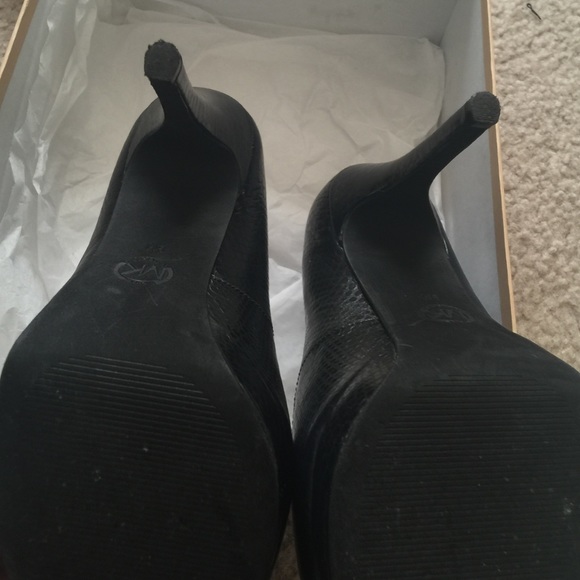 Michael Kors embossed leather York Pump - Picture 4 of 4