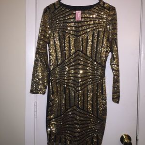 Black & Gold Sequins Bodycon dress!