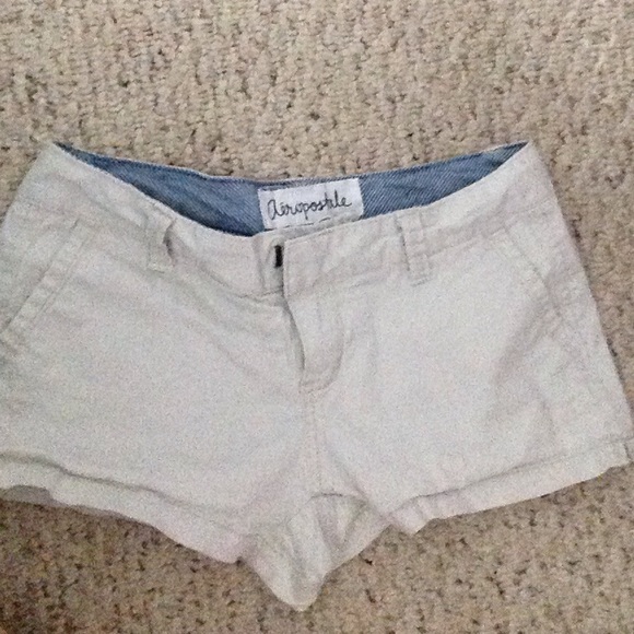 Khaki/white shorts