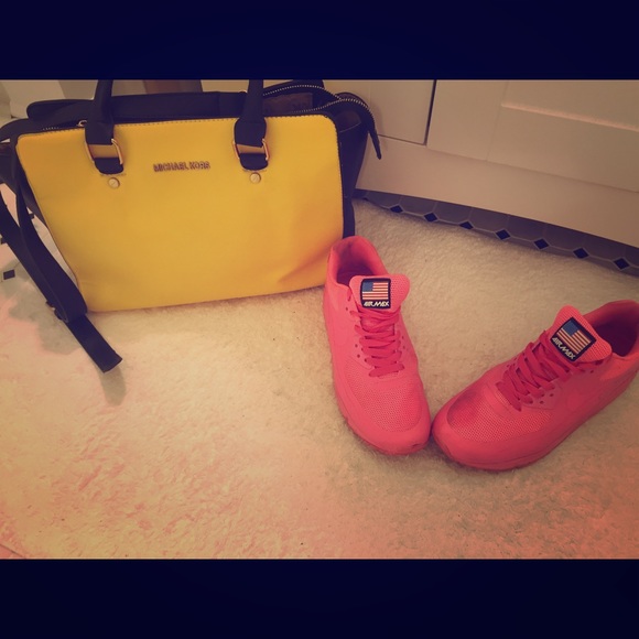 Hi Im selling this MK handbag and shoes. 👟👛