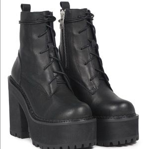 Looking to TRADE my sz 6 UNIF choke boots for sz 7