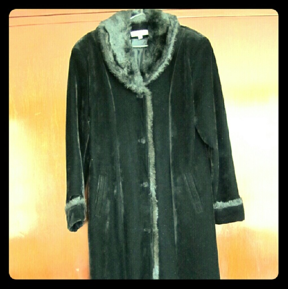 Black velvet long coat with fur-like collar - Picture 1 of 4