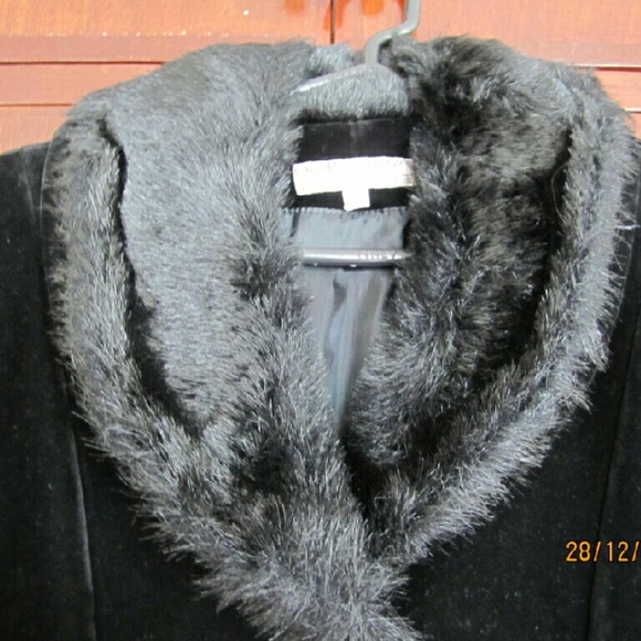 Black velvet long coat with fur-like collar - Picture 3 of 4