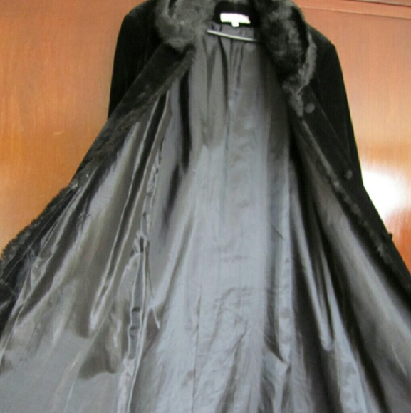 Black velvet long coat with fur-like collar - Picture 4 of 4
