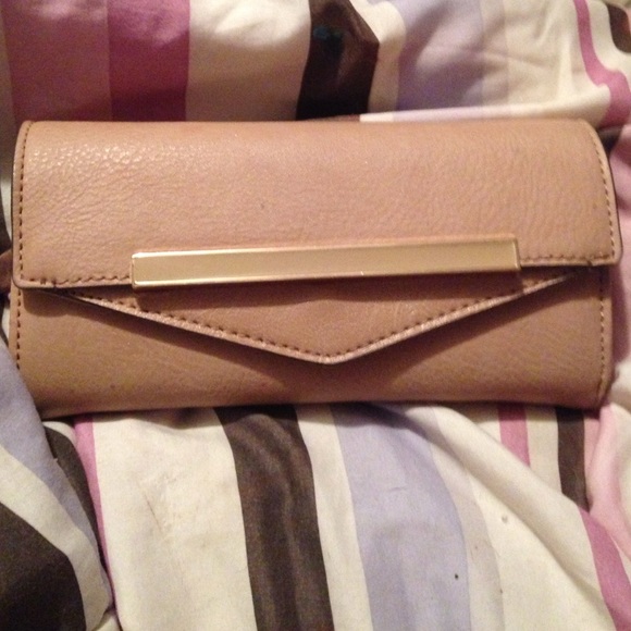 Nude Wallet/Gold Detailing