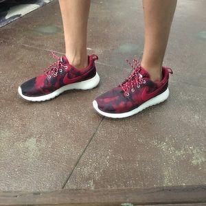 NIKE ROSHE size 7 - women's
