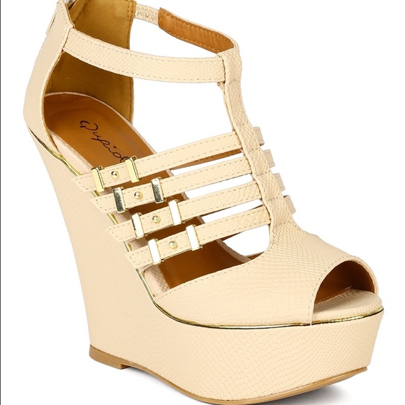 ❌SOLD❌Qupid Finder Nude Wedges - Picture 2 of 4