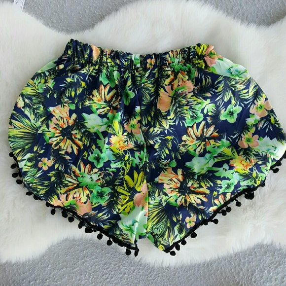 New Tropical Summer Shorts - Picture 2 of 4