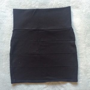 Stretchy black skirt