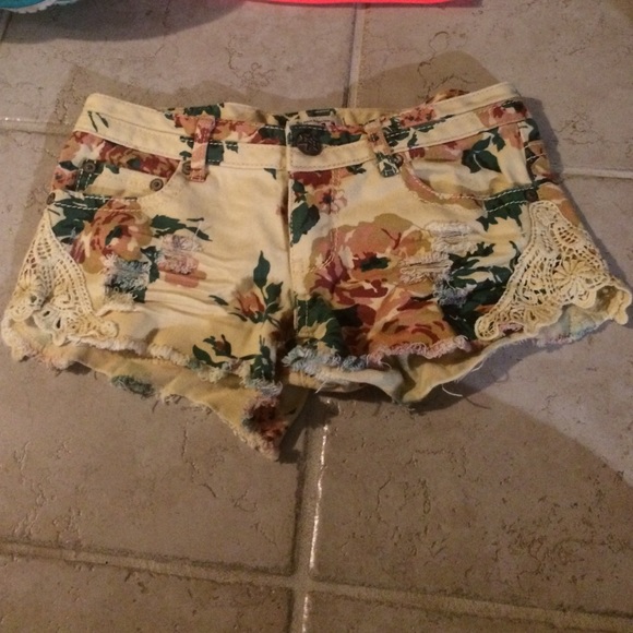 Floral distressed jean shorts - Picture 2 of 4