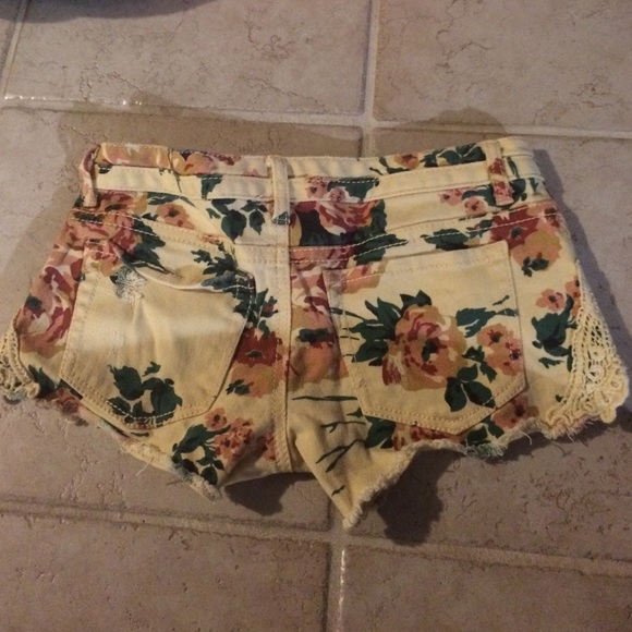 Floral distressed jean shorts - Picture 3 of 4