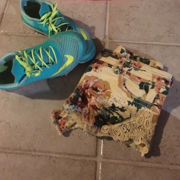 Floral distressed jean shorts - Picture 4 of 4