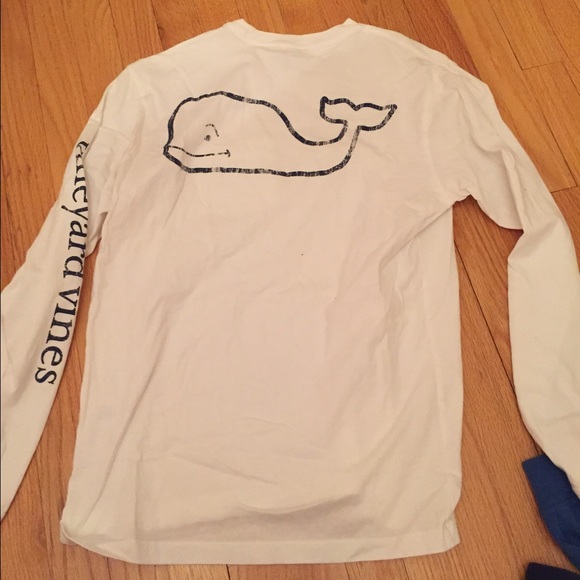 White vineyard vines vintage whale tee