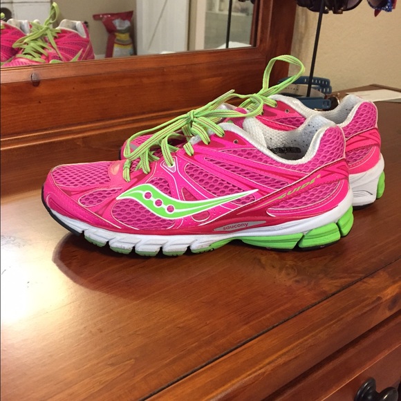 Saucony pink shoes