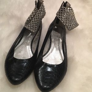 Black flats with ankle detail. ✨