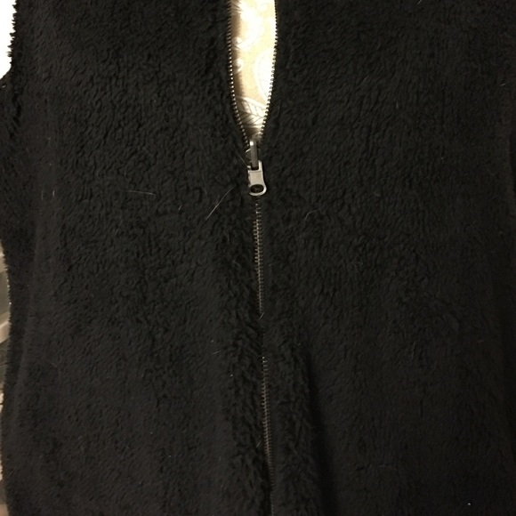 ✨✨Reversible Fleece Vest✨✨ - Picture 2 of 3