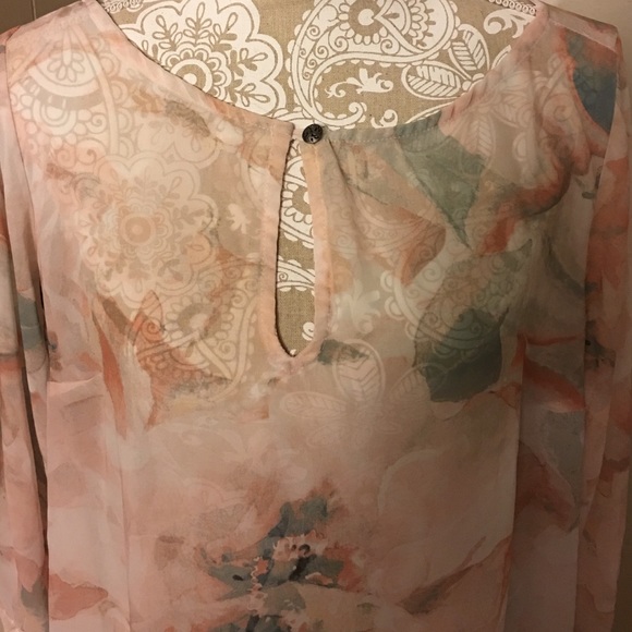 🌻Sheer Floral Blouse🌻 - Picture 2 of 4