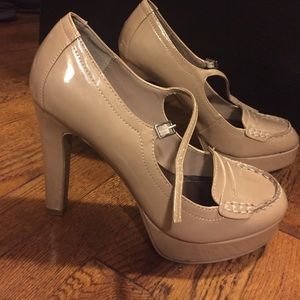 Nude pumps
