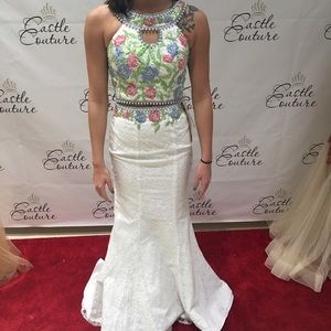 Selling this dress!! NEVER WORN!