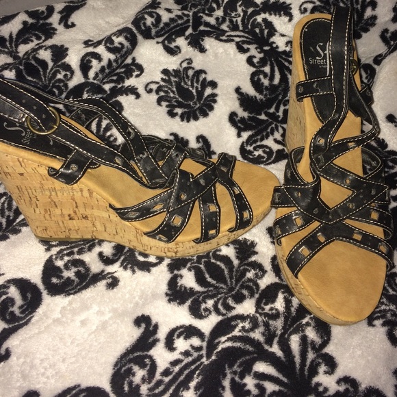 8.5 wedges w black straps