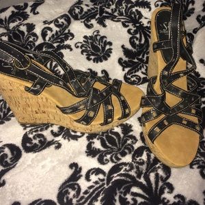 8.5 wedges w black straps