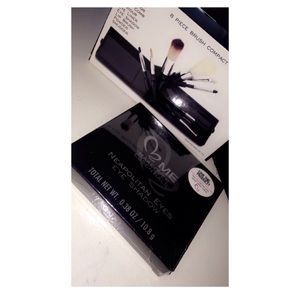Compact make up brushes with eyeshadow palette