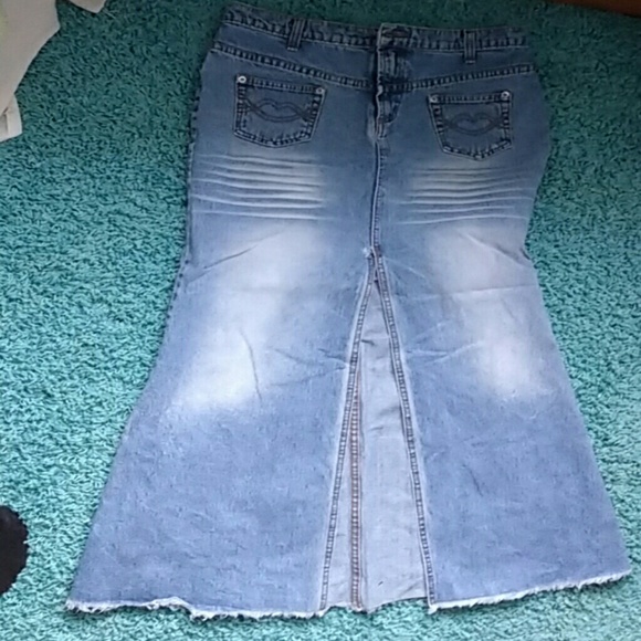 Hot Kiss size 9 long distressed jean skirt - Picture 2 of 3